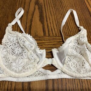 Maidenform Cream Lace Front Closure Bra